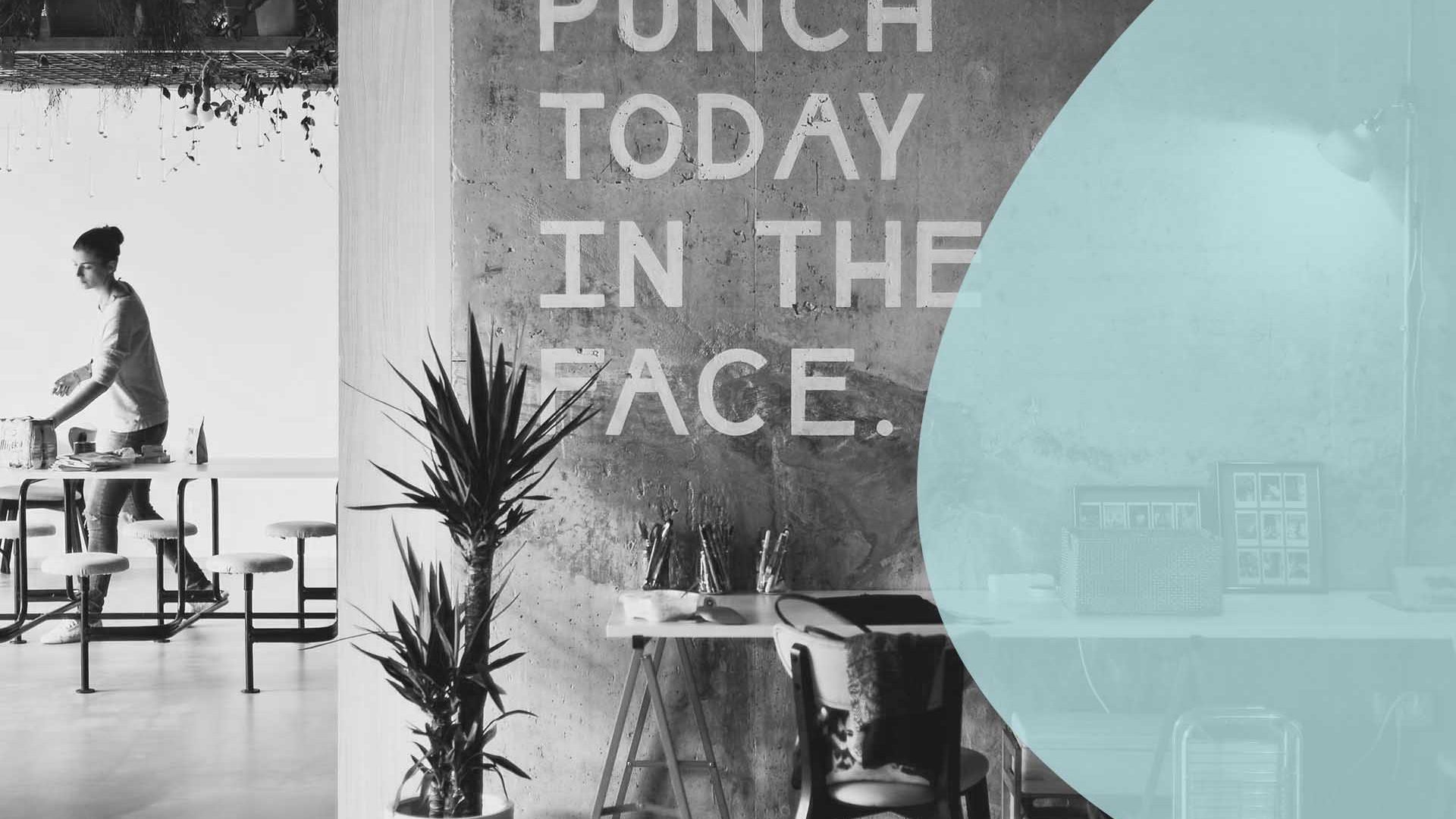 Frase motivacional en pared moderna