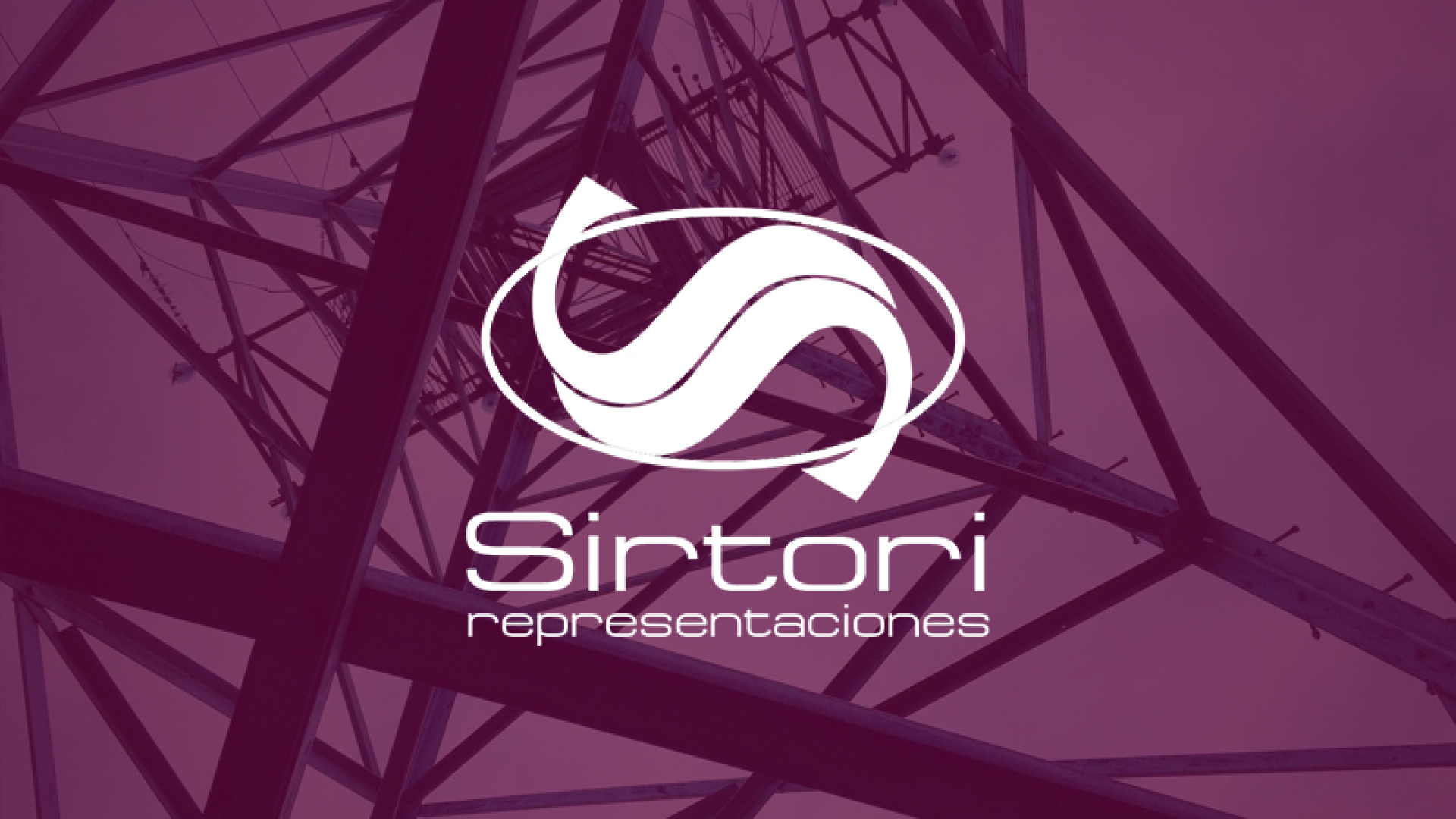 Logotipo Sirtori sobre estructura eléctrica industrial