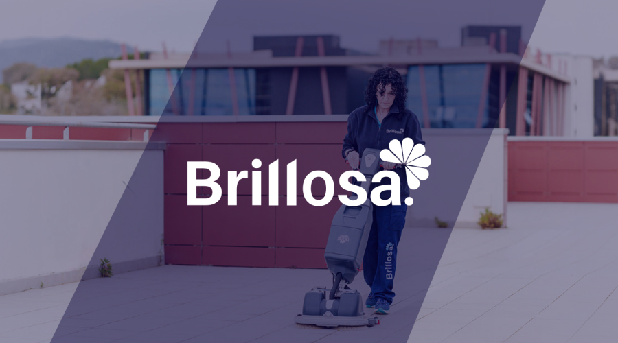 Logo Brillosa sobre escena de limpieza en exterior