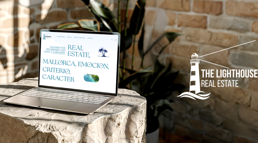 Portátil con web inmobiliaria sobre mesa de piedra